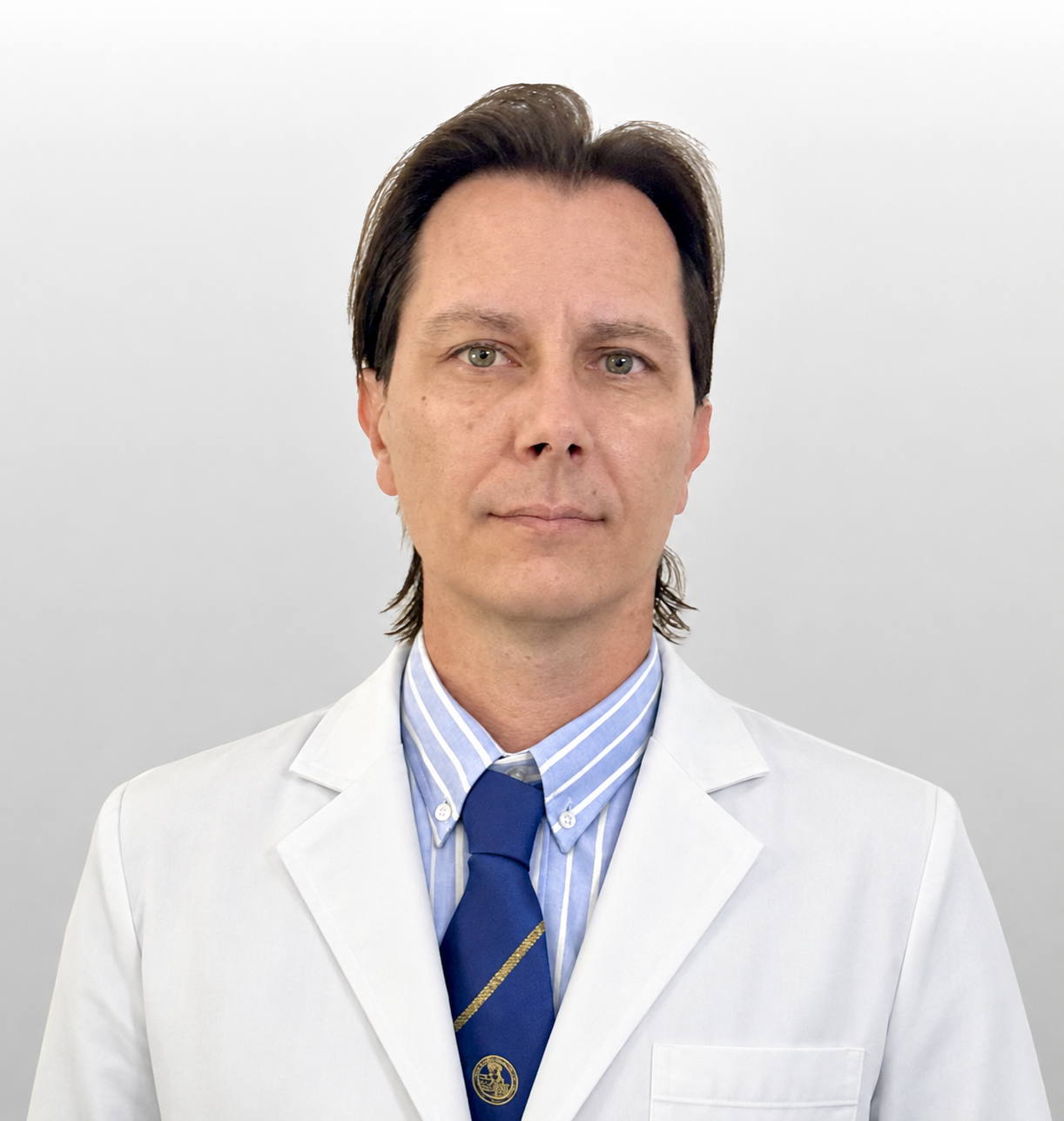 Retrato profesional del Dr. Leonardo Pankl con guardapolvo blanco