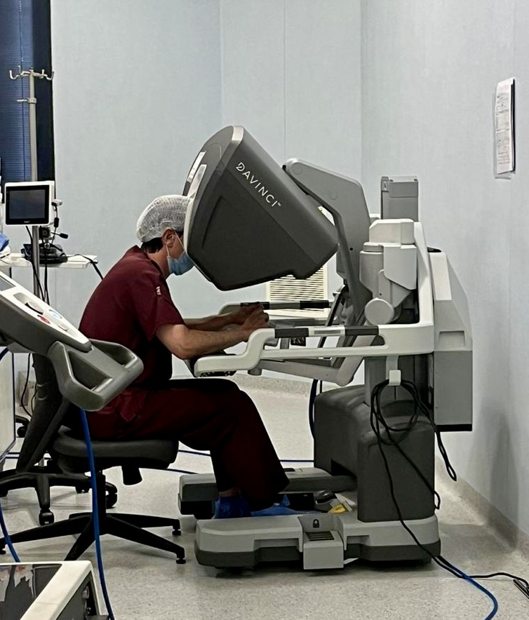 Dr. Leonardo Pankl operando en la consola Da Vinci